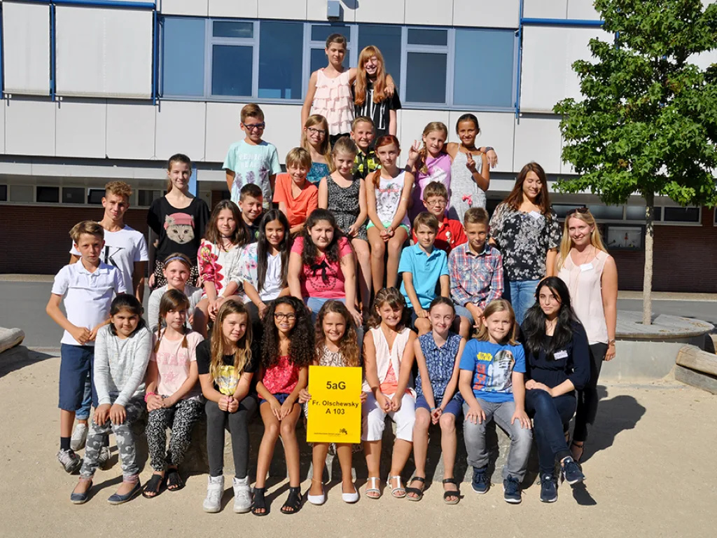 Klassenfoto einer neuen fünften Klasse mit Lehrkräften.